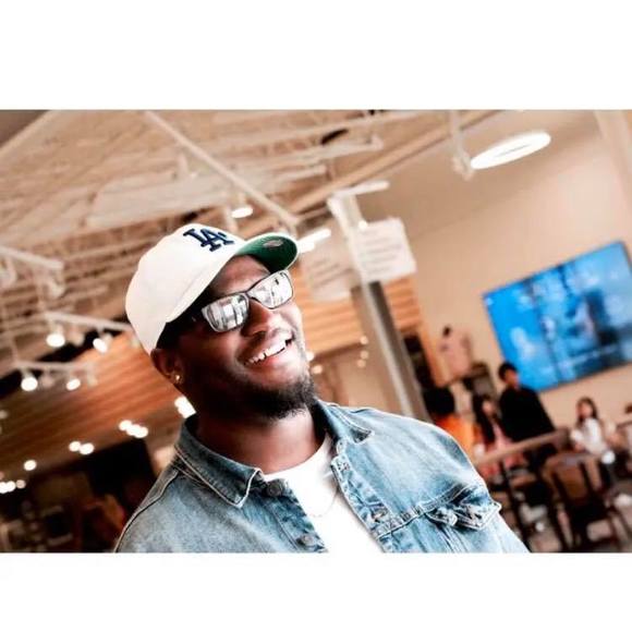 Poshmark profile picture for @campaign